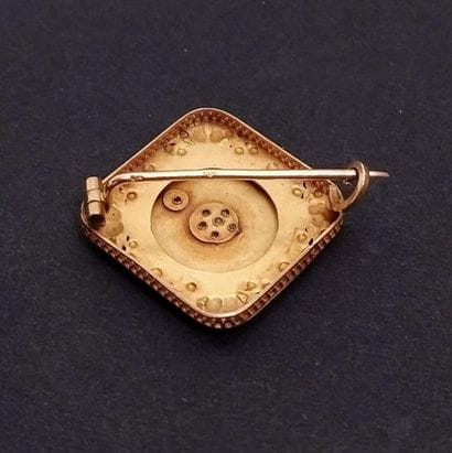 Cinq broches de revres en or jaune 18k serti...