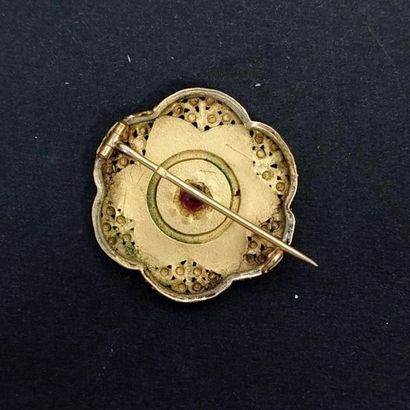 Cinq broches de revres en or jaune 18k serti...