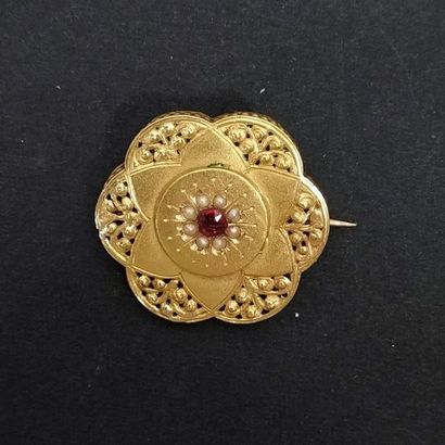 Cinq broches de revres en or jaune 18k serti...