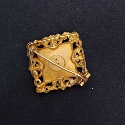 Cinq broches de revres en or jaune 18k serti...