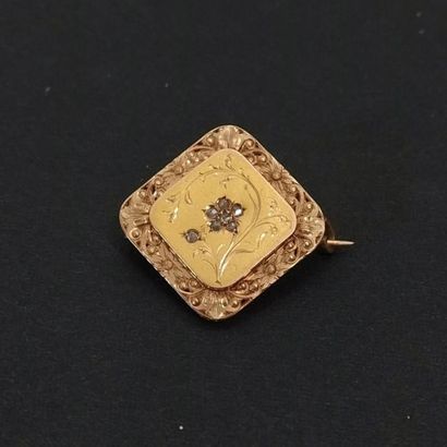 Cinq broches de revres en or jaune 18k serti...