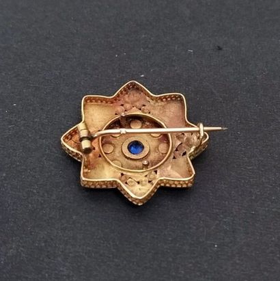 Cinq broches de revres en or jaune 18k serti...