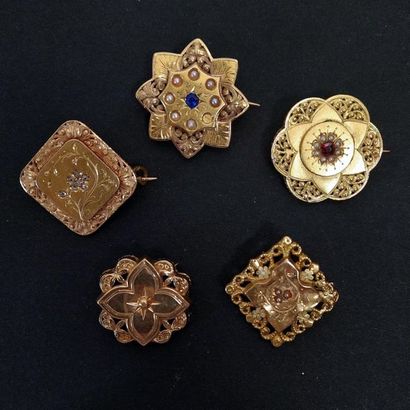 Cinq broches de revres en or jaune 18k serti...