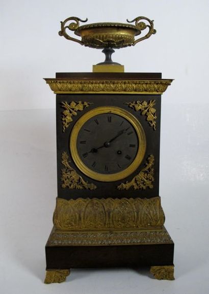 Pendule borne en tôle et métal doré
Epoque...