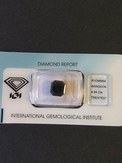 Diamant noir sous scellé, taillé en émeraude...