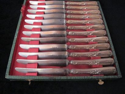 20 cuillières 
12 petits couteaux 
12 grand...