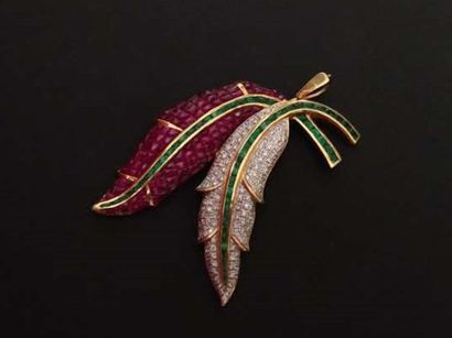 Pendentif feuillagé, en or jaune 18K orné...