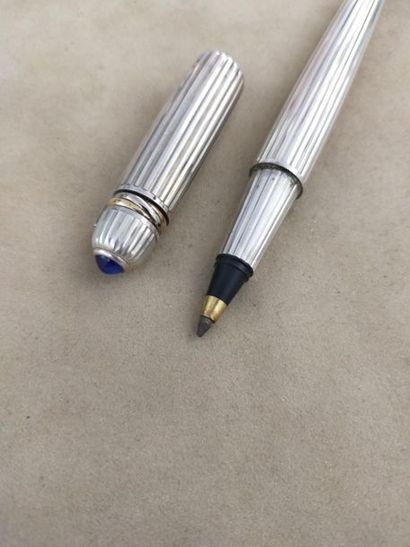 CARTIER
Stylo-roller R , corps en métal,...