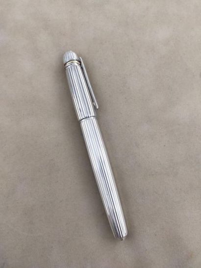 CARTIER
Stylo-roller R , corps en métal,...