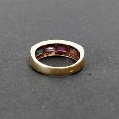 Bague jonc en or jaune 18 k serti de pierres...