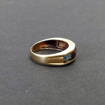 Bague jonc en or jaune 18 k serti de pierres...