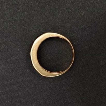 Bague jonc en or jaune 18 k serti de pierres...