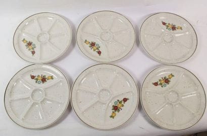 Six assiettes en faience à hors d'oeuvre...