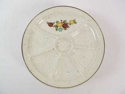 Six assiettes en faience à hors d'oeuvre...