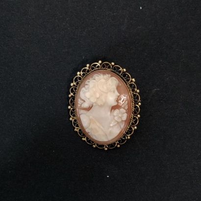 Deux broches en métal ornées de camées :...