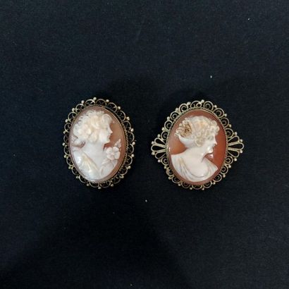 Deux broches en métal ornées de camées :...