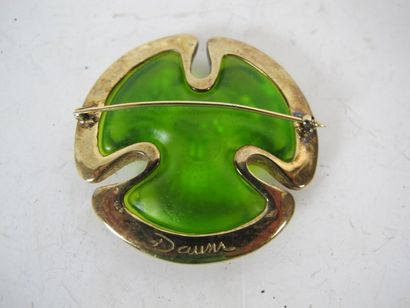 DAUM (signé) 
Broche trilobée en verre vert...