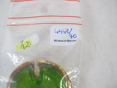 DAUM (signé) 
Broche trilobée en verre vert...