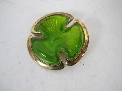 DAUM (signé) 
Broche trilobée en verre vert...