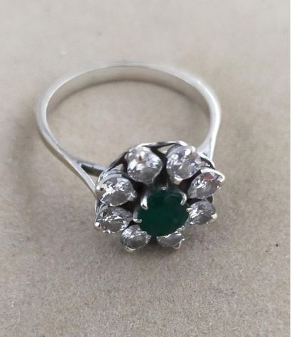 Petite bague marguerite en or blanc ? sertie...