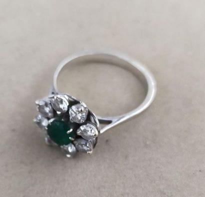 Petite bague marguerite en or blanc ? sertie...