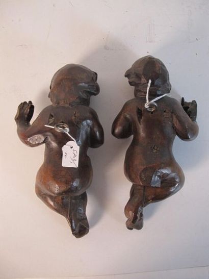 Paire d'angelots en bois sculpté, dos ébauché....
