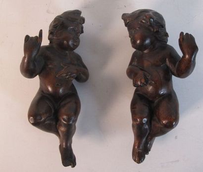 Paire d'angelots en bois sculpté, dos ébauché....