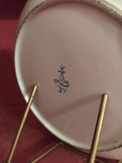 SEVRES
Deux assiettes creuses à filets d'or...