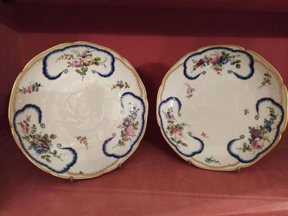 SEVRES
Deux assiettes creuses à filets d'or...