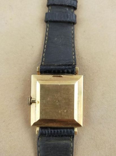 SARCAR Genève
Montre à boîtier carré en or...
