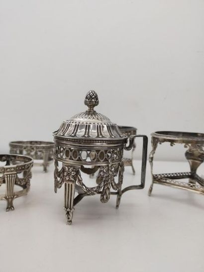 Moutardier et paire de salerons en argent...