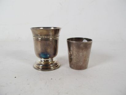 CHRISTOPHLE 
Coquetier et timbale métal argenté...