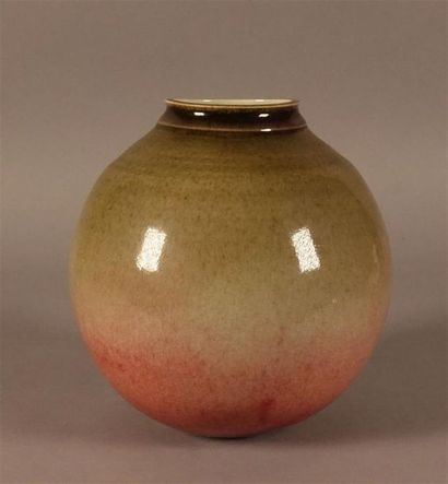 HAIR Charles (né en 1955). Vase boule en...