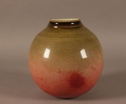HAIR Charles (né en 1955). Vase boule en...