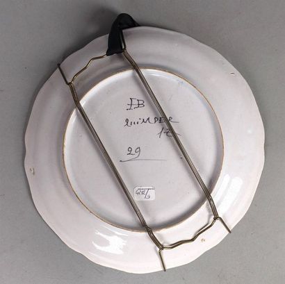 QUIMPER 
Assiette en faience à décor de fleur...