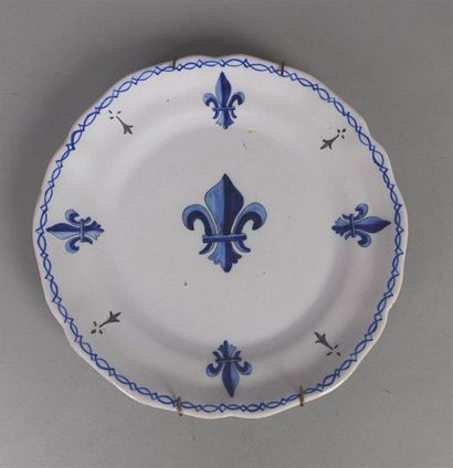 QUIMPER 
Assiette en faience à décor de fleur...