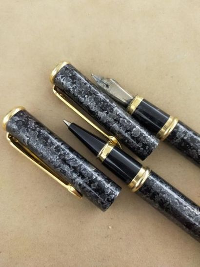 Stylo plume et stulo bille en métal doré...