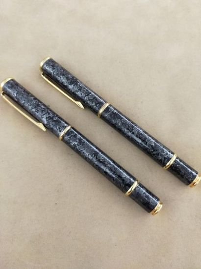 Stylo plume et stulo bille en métal doré...