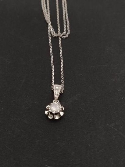Pendentif en or gris 18 K (750 millièmes)...