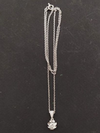 Pendentif en or gris 18 K (750 millièmes)...