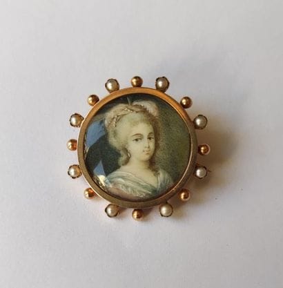 Broche ronde en or jaune 18K (750 millièmes)...