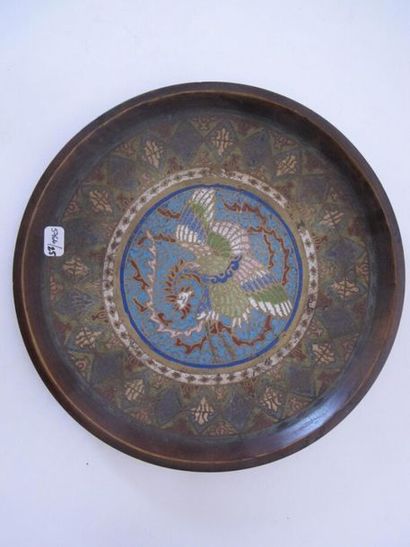 Vase et deux assiettes en cloisonné, Japon,...
