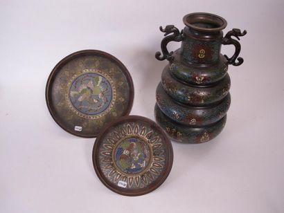 Vase et deux assiettes en cloisonné, Japon,...