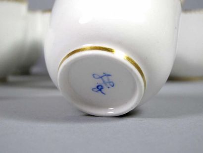 SÈVRES. Service en porcelaine dure à décor...