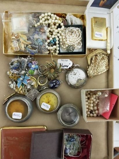 Un petit ensemble de bijoux fantaisie : colliers...