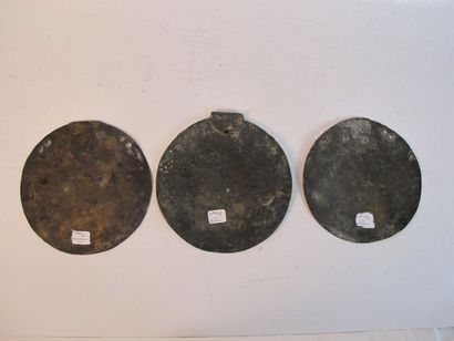 Trois plaques muletières en laiton gravé...