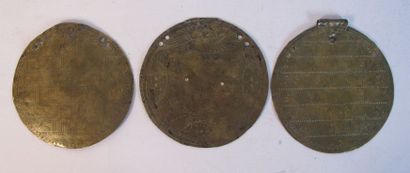 Trois plaques muletières en laiton gravé...