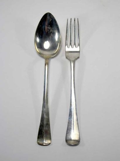 Quinze couverts et une cuillère en argent.
Poids...