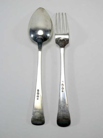 Quinze couverts et une cuillère en argent.
Poids...