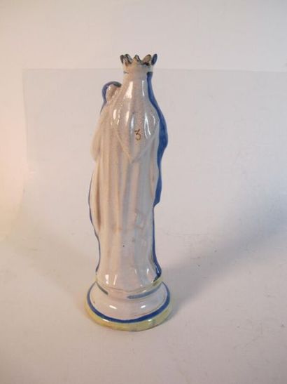 Vierge à l'Enfant couronnée en faïence polychrome....